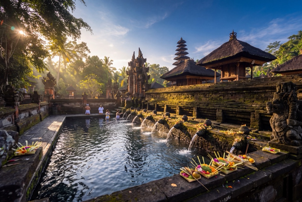 Tirta Empul Tapınağı'nın kutsal kaynak havuzu ve taş çeşmeleri