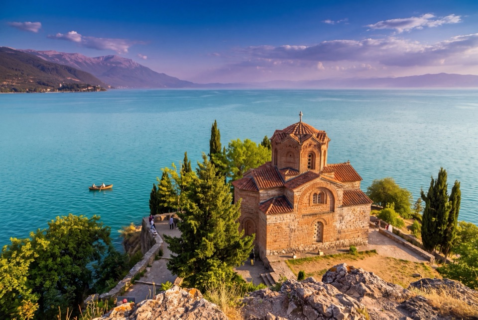 Ohrid Gölü'ne bakan yamaçta Kaneo'daki Aziz Yuhanna Kilisesi