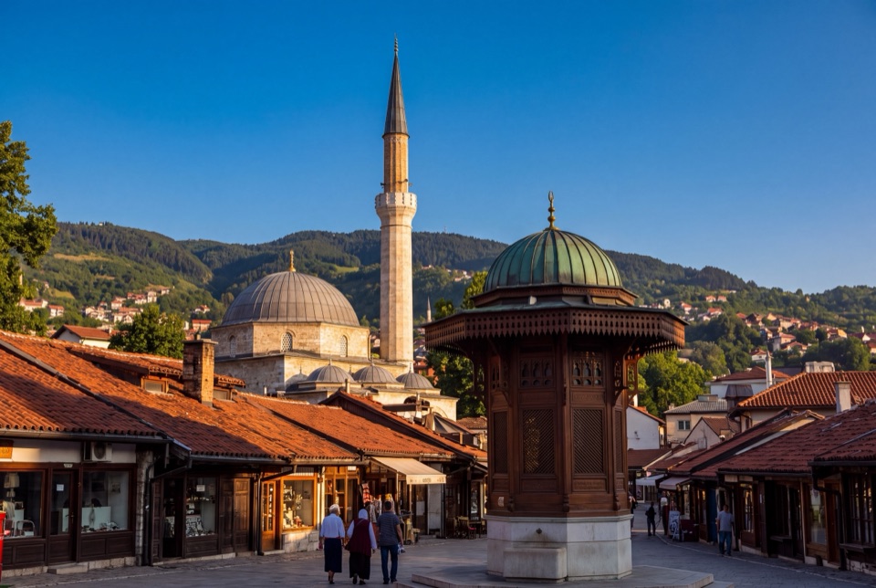 Saraybosna Başçarşı'da Sebil çeşmesi ve cami