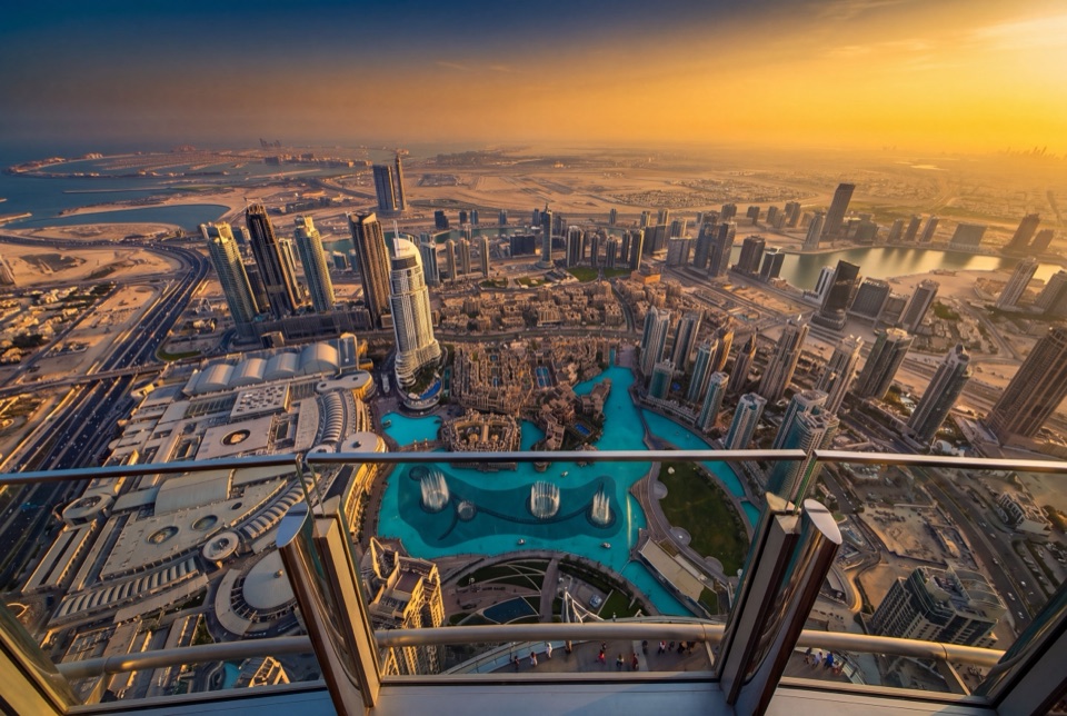 Burj Khalifa seyir terasından gün batımında Downtown Dubai