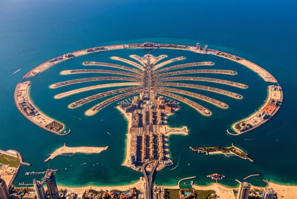 Havadan Palm Jumeirah adasının palmiye biçimli yaprakları ve hilal set