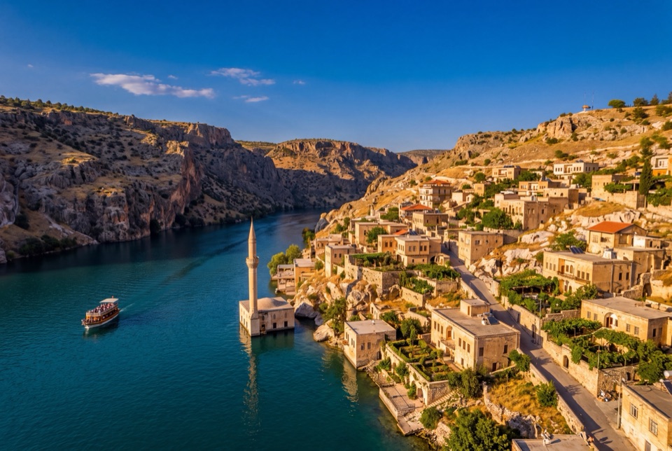 Havadan Halfeti'de Fırat kıyısındaki taş evler ve sulara gömülü cami minaresi