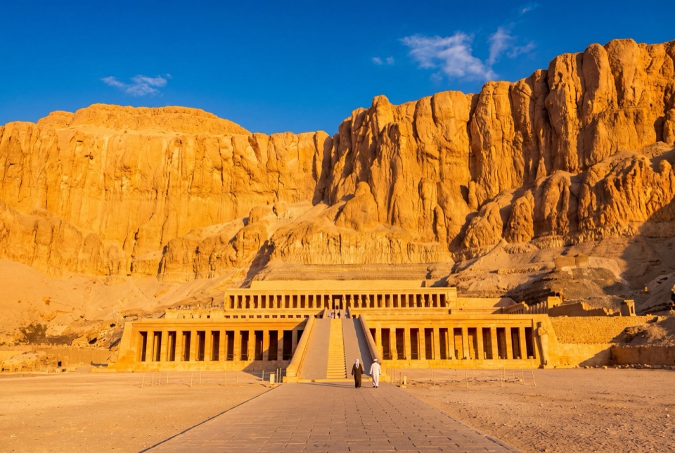Deir el-Bahari'de Hatşepsut Tapınağı'nın teraslı cephesi, gün doğumu