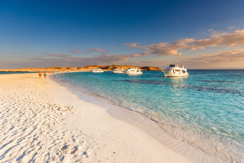 Hurgada açıklarında Orange Bay adası, beyaz kum ve sığ turkuaz deniz