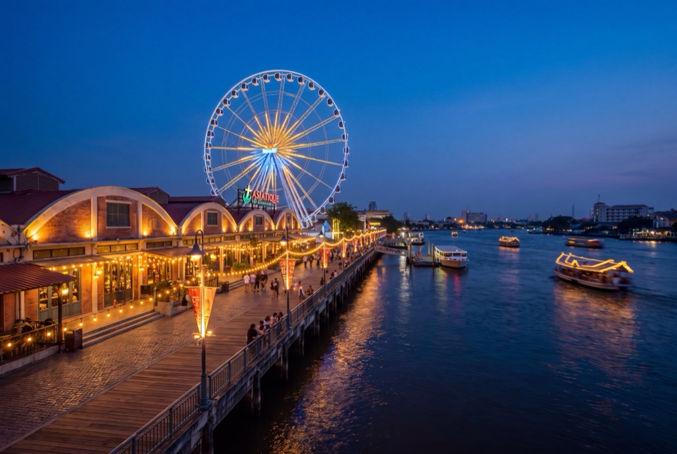 Asiatique gece pazarında ışıklı dönme dolap ve Chao Phraya Nehri kıyısı
