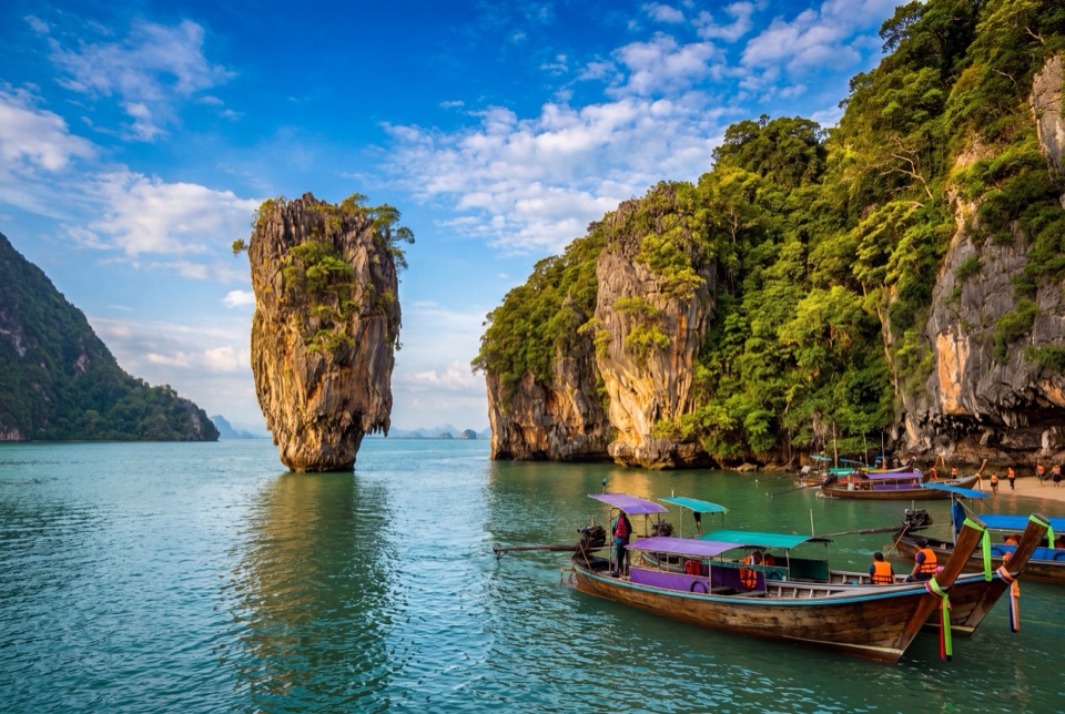 Phang Nga Körfezi'nde James Bond Adası'nın iğne kayası ve uzun kuyruklu tekneler