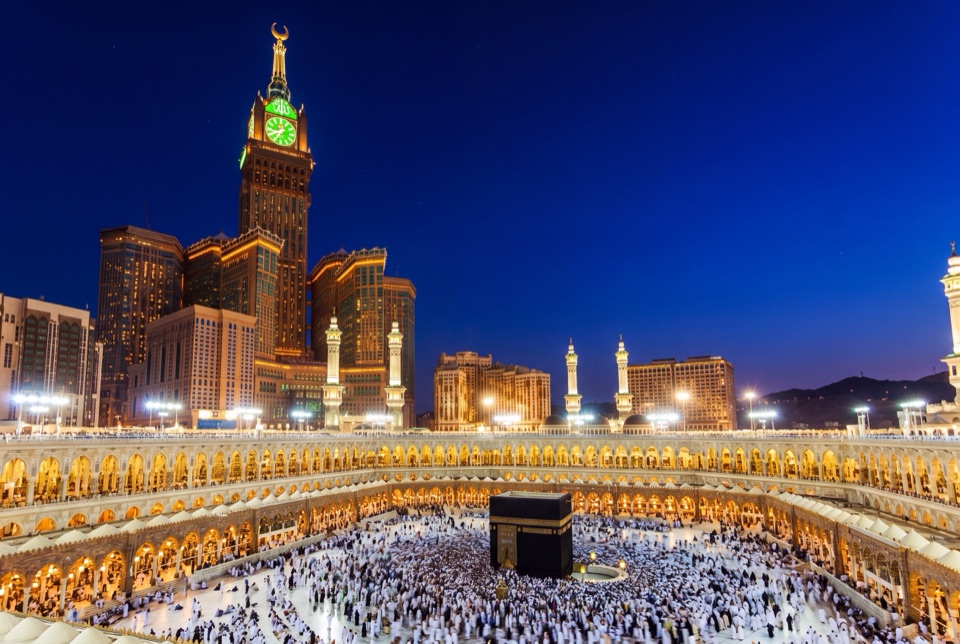 Gece ışıklı Mekke Saat Kulesi ve Mescid-i Haram