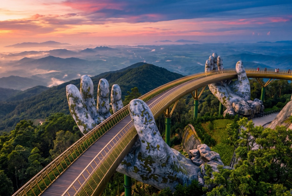 Ba Na Hills'te dev taş ellerin taşıdığı Altın Köprü, gün doğumu