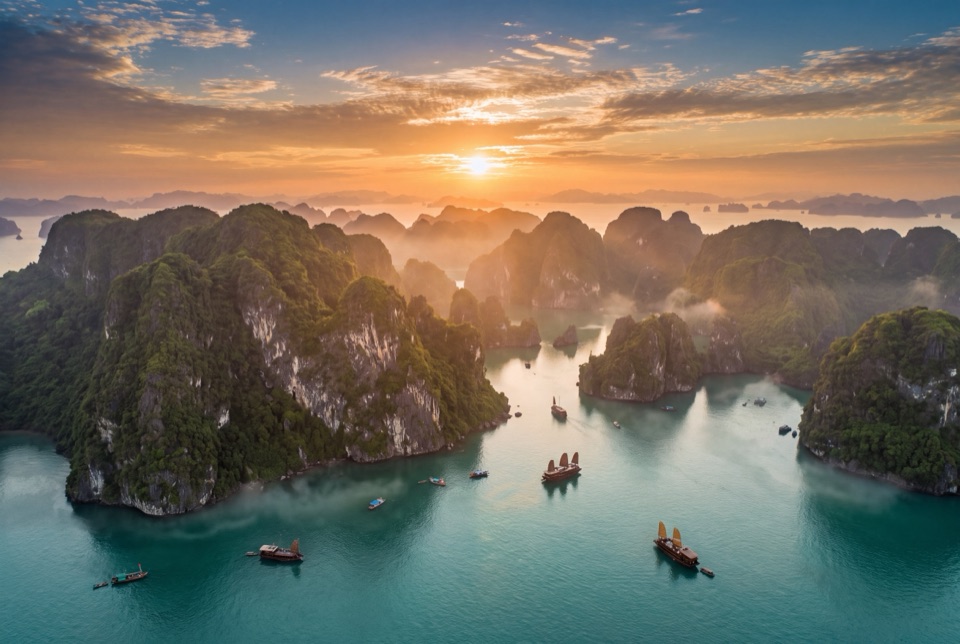 Gün batımında Halong Bay'in kireçtaşı adaları, havadan