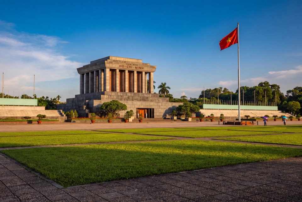 Ba Dinh Meydanı'nda Ho Chi Minh Anıtkabri ve geniş çimen alan