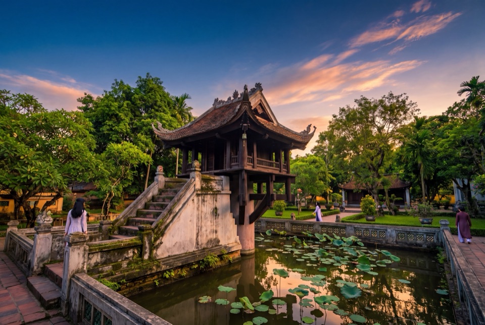Hanoi'de lotus havuzundaki tek taş sütun üzerinde ahşap pagoda